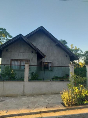 Casa tipo rustica, local ar arborizado e tranquilo